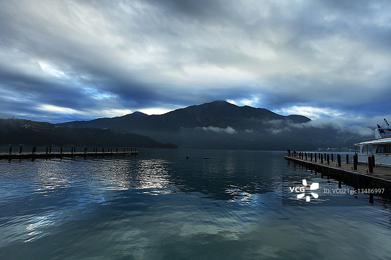 中国台湾南投县日月潭上空的阴天图片素材