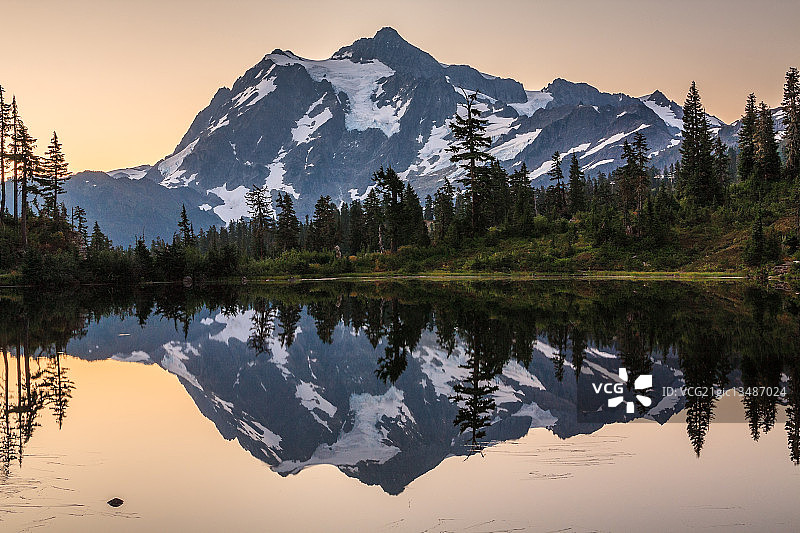舒克桑山的倒影图片素材