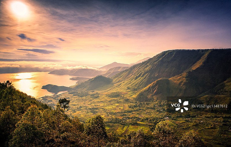 印度尼西亚苏门答腊岛日出时的多巴湖图片素材