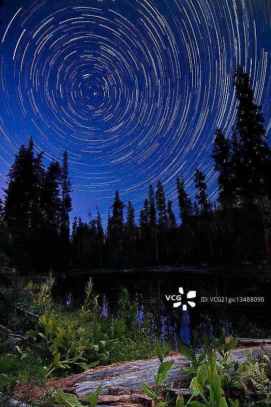 峰顶湖星轨图片素材