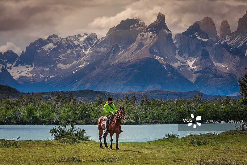 在巴塔哥尼亚骑马图片素材