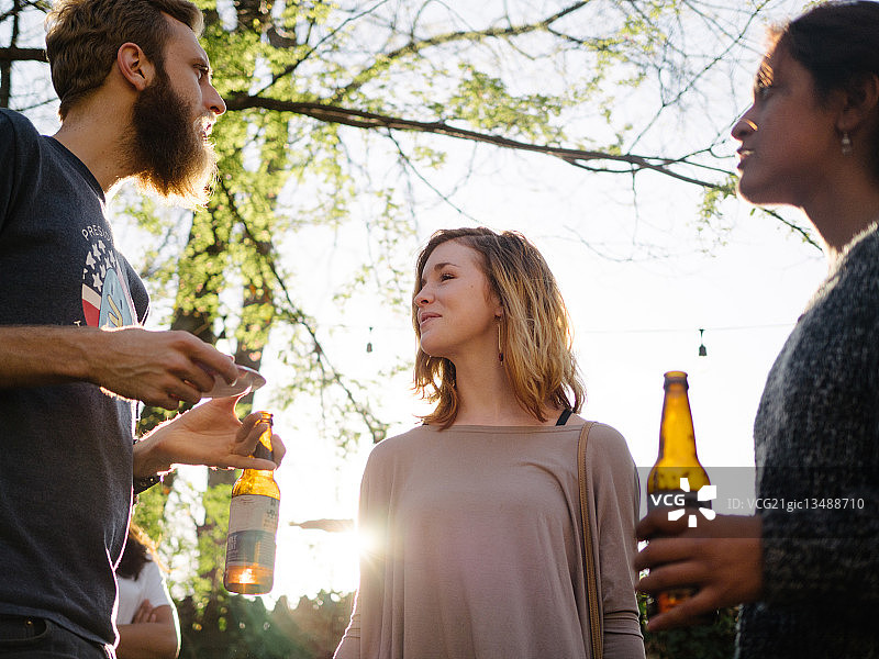 凯特琳、乔斯和维奇卡画廊开幕图片素材