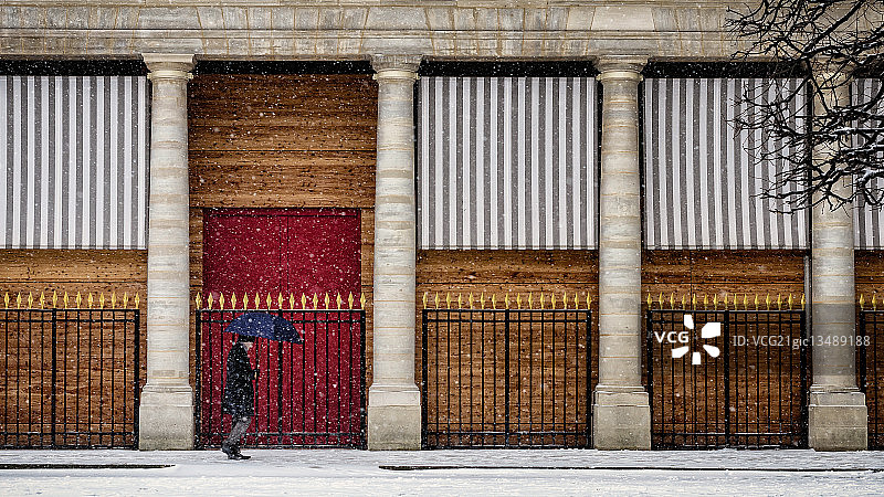 男子在雪中行走图片素材