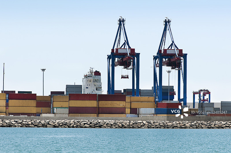 造船厂黄昏时分的桥式起重机图片素材