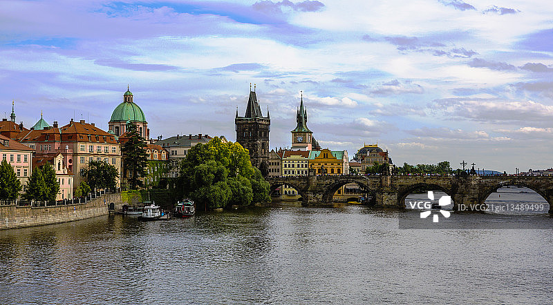 捷克布拉格伏尔塔瓦河上的查理大桥和老城区图片素材