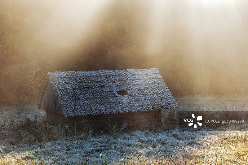 塔特拉山脉的黎明小屋图片素材