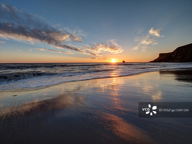 英国北约克郡惠特比海边日落图片素材