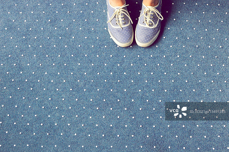波点蓝色地毯上的脚图片素材