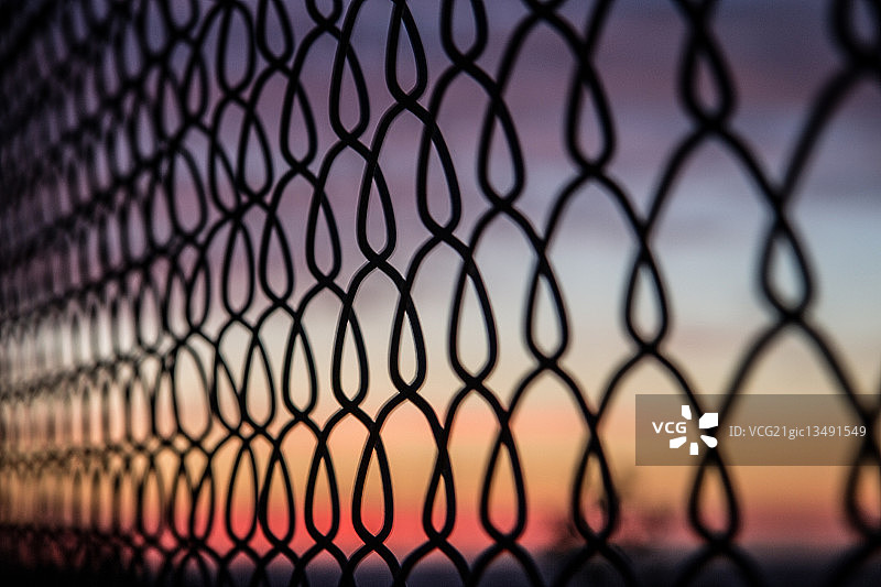 穿过栅栏的抽象日落图片素材