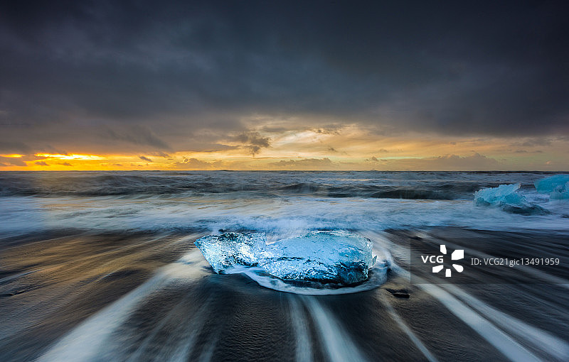 冰岛杰古沙龙冰河湖的极光图片素材