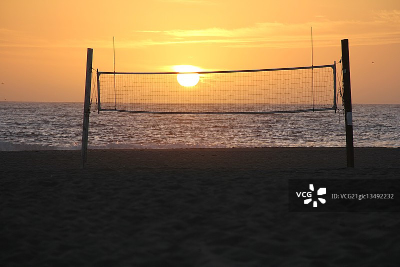 加利福尼亚州日落海滩上的排球网图片素材
