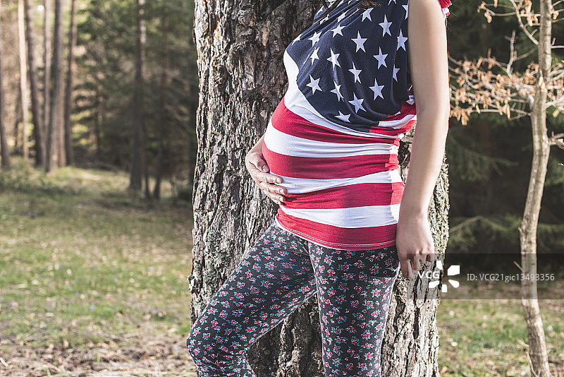 孕妇在森林中图片素材