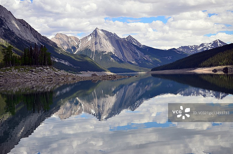 加拿大艾伯塔省贾斯珀国家公园药湖周围的群山图片素材