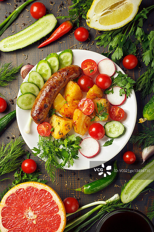 香肠配土豆和蔬菜图片素材