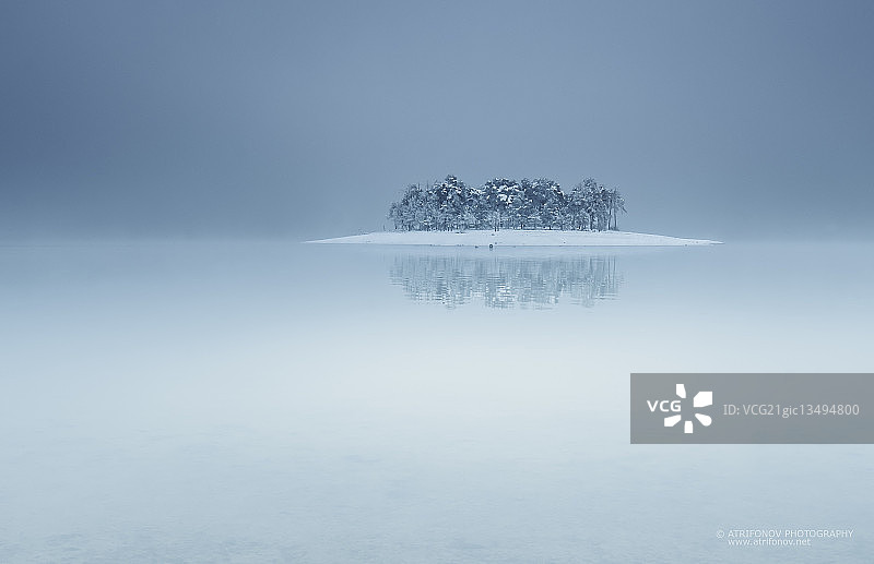 保加利亚巴塔克湖冬季小岛图片素材