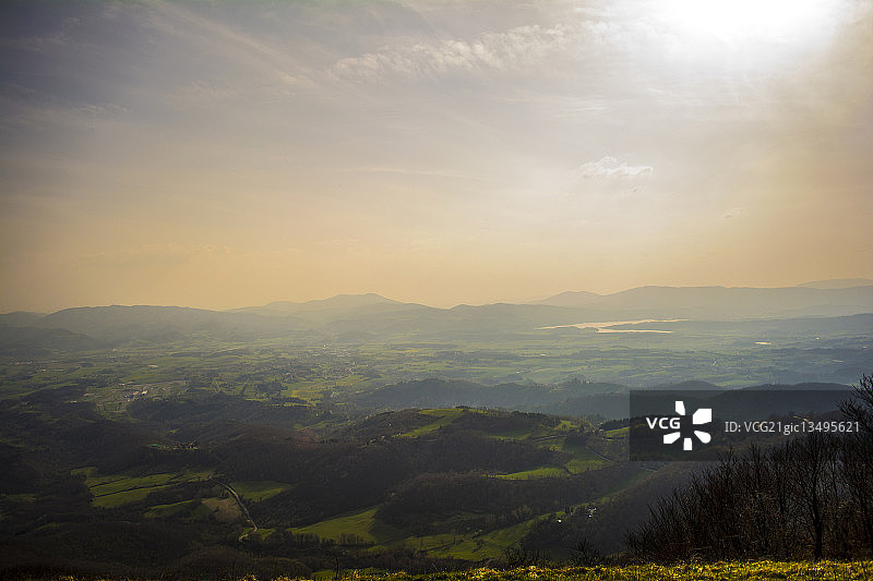 绿色起伏景观上的耀眼阳光，意大利穆杰罗图片素材