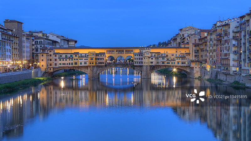 傍晚时分老城区河上桥梁的房屋图片素材