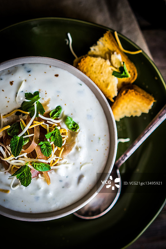 木质背景上的面包肉奶油汤图片素材