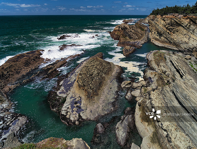 美国俄勒冈州库斯湾海岸公园岩石地貌和悬崖图片素材