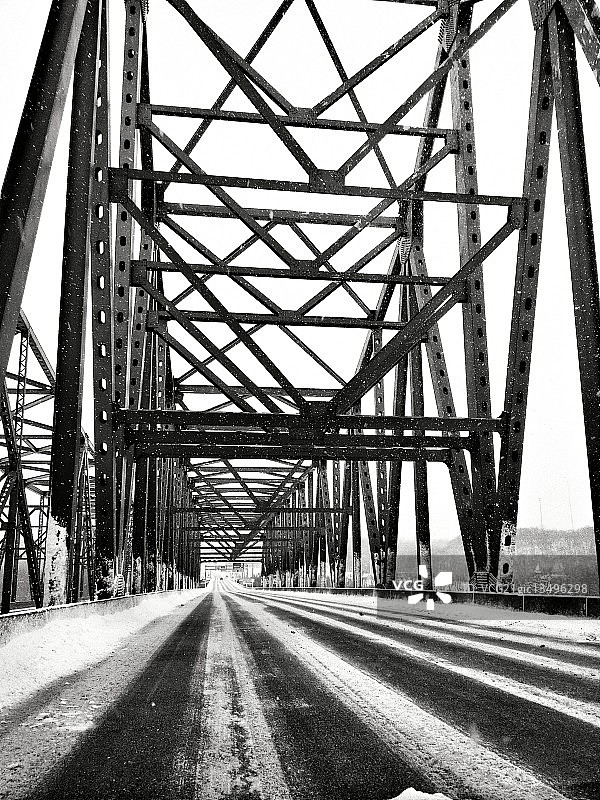 美国伊利诺伊州伊利诺伊河上的桥梁图片素材