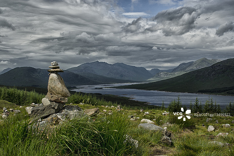 苏格兰高地山湖边的石堆图片素材
