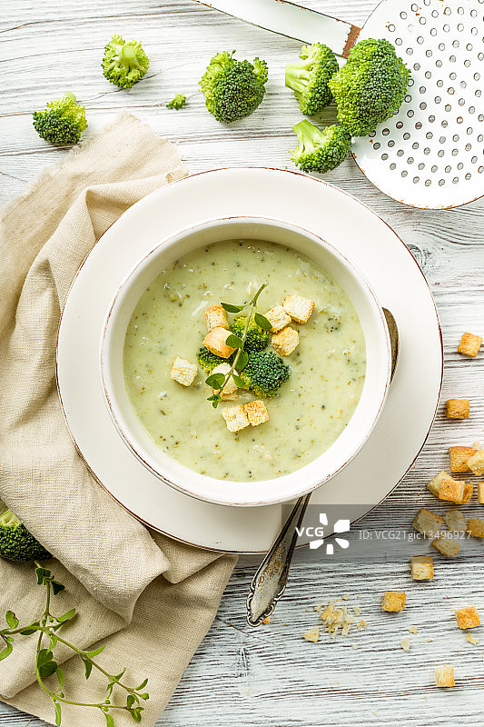新鲜西兰花面包丁汤图片素材