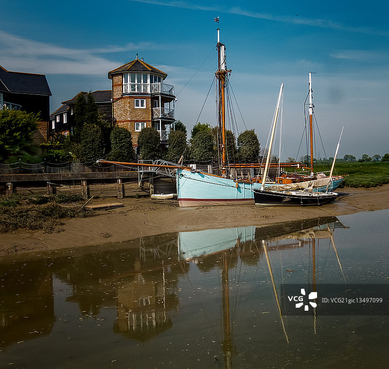 英国费弗舍姆退潮时的小溪图片素材