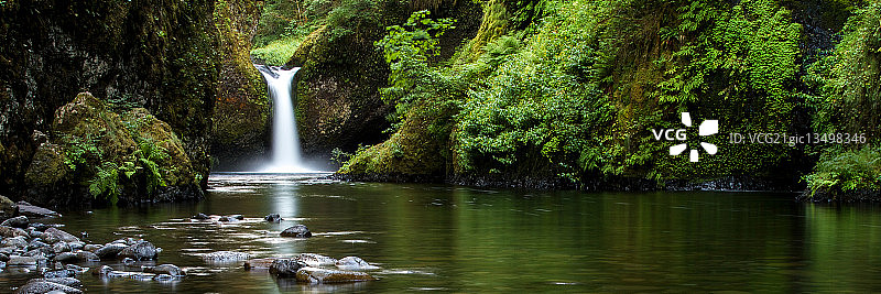 美国俄勒冈州鹰溪森林瀑布图片素材