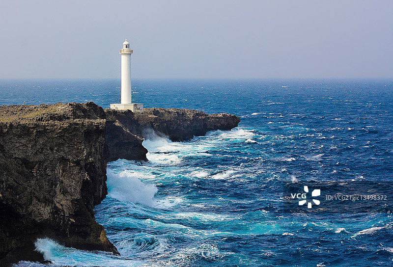 日本冲绳悬崖上的灯塔图片素材