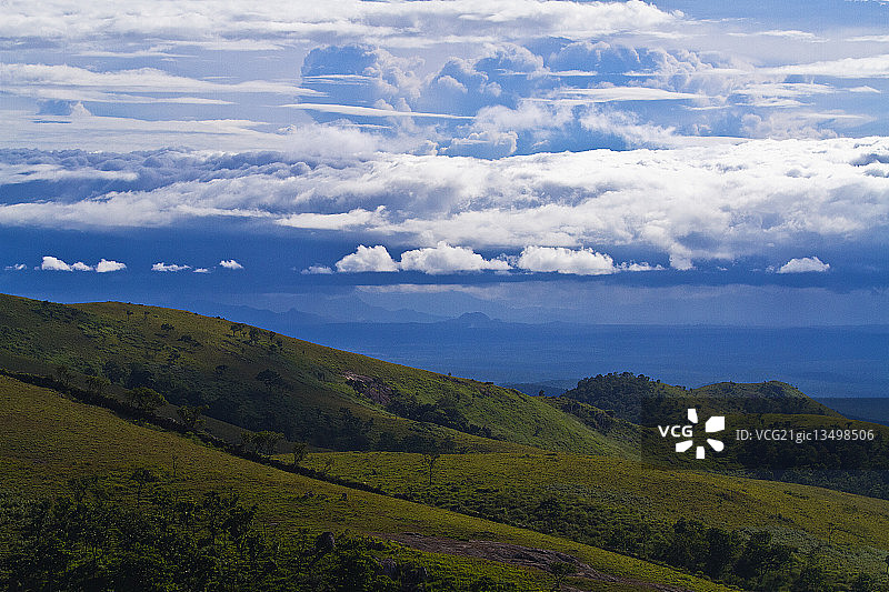 阴天下的绿色山丘，印度卡纳塔克邦迈索尔图片素材