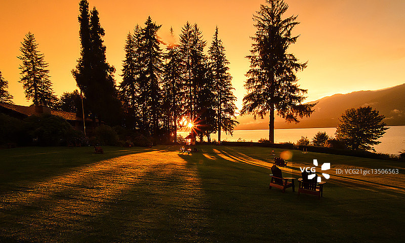 奎纳尔特湖的日落图片素材