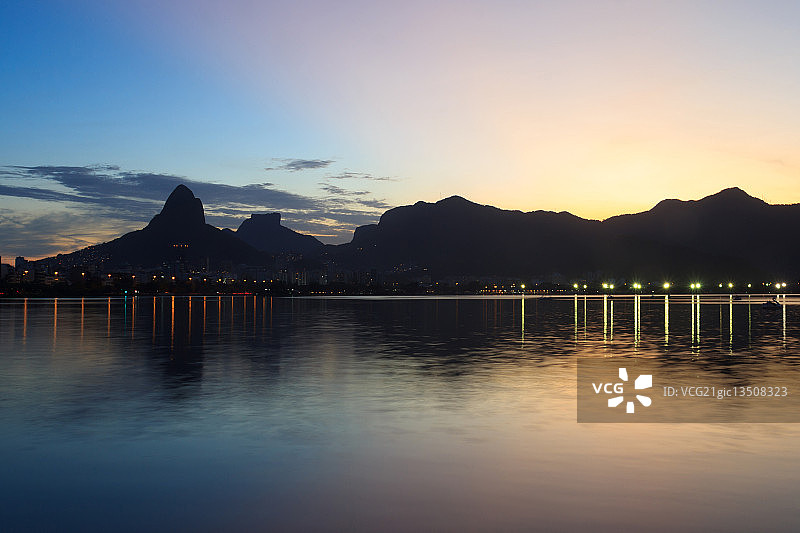 日落时里约热内卢泻湖全景图片素材