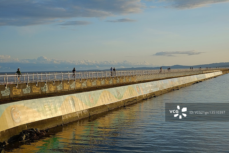 在防波堤上闪耀图片素材