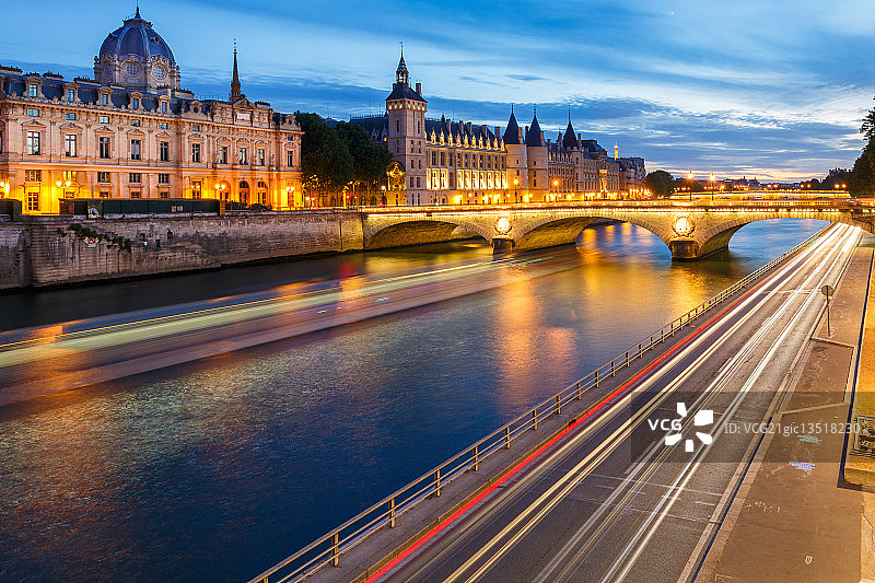 巴黎塞纳河畔与巴黎古监狱图片素材