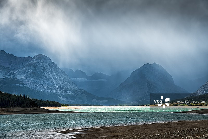 舍伯恩湖上空的积雨云图片素材