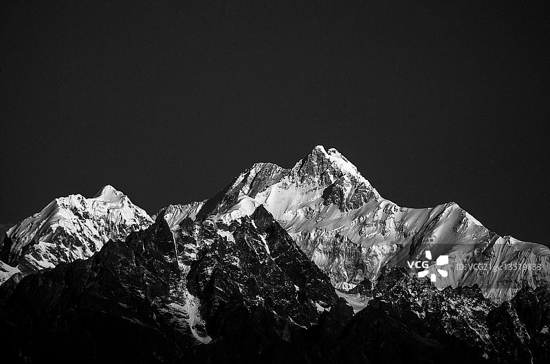 近在眼前的干城章嘉峰图片素材