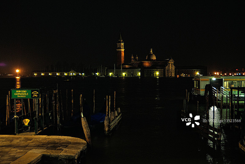 夜晚的圣乔治马焦雷教堂图片素材
