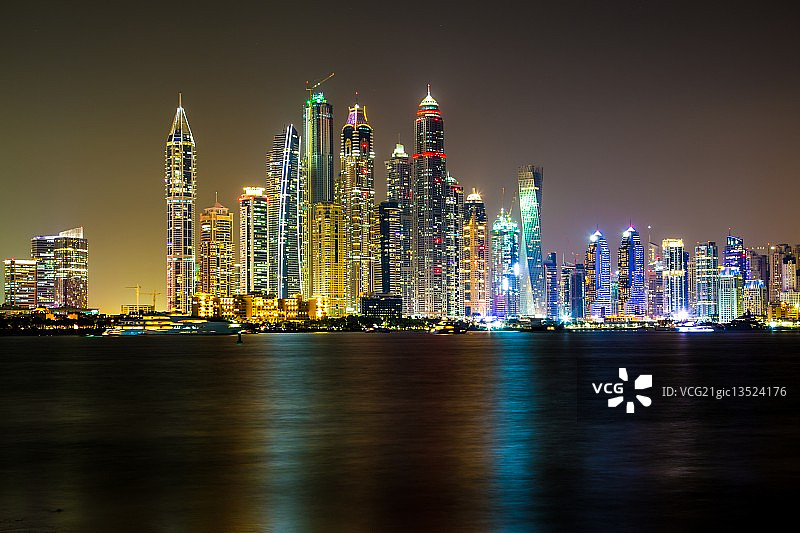 从棕榈岛看迪拜天际线图片素材