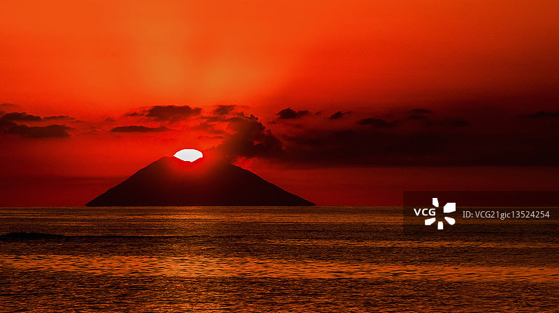 斯特龙博利火山日落图片素材