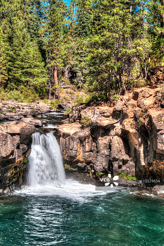 下瀑布人像摄影图片素材