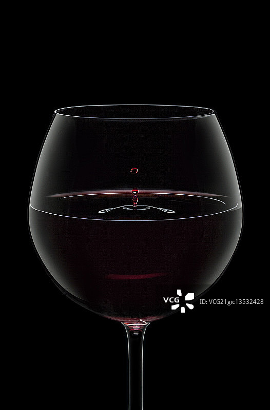 滴落的酒滴落入酒杯中图片素材