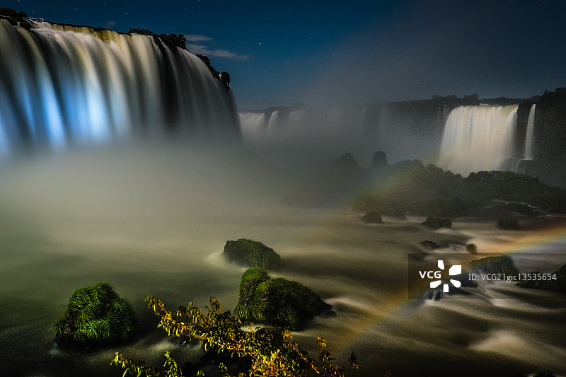 伊瓜苏瀑布魔鬼喉在满月下的景色（巴西）图片素材