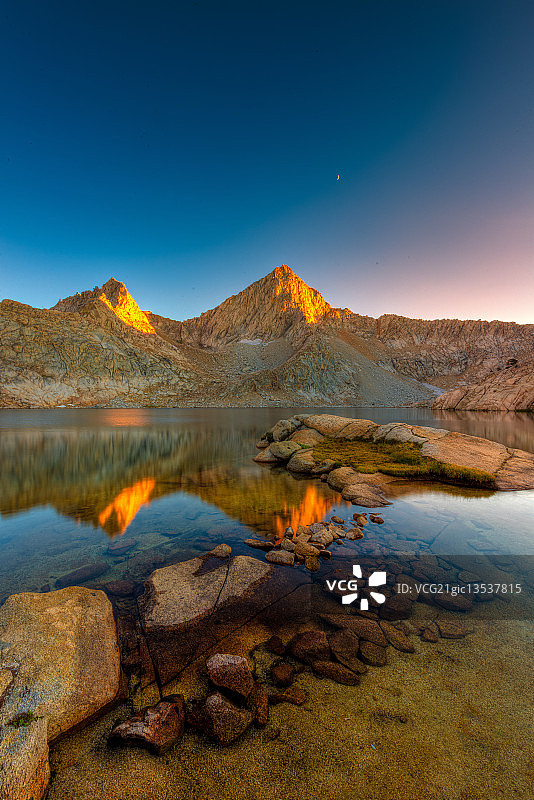 哥伦拜恩湖的锯齿峰图片素材