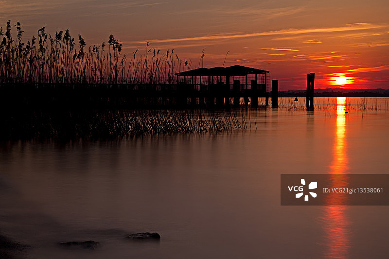 红色湖泊图片素材