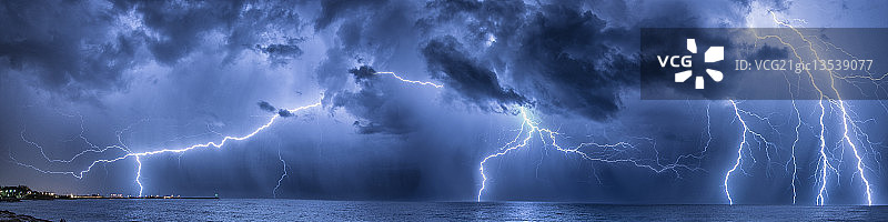 带电的云图片素材