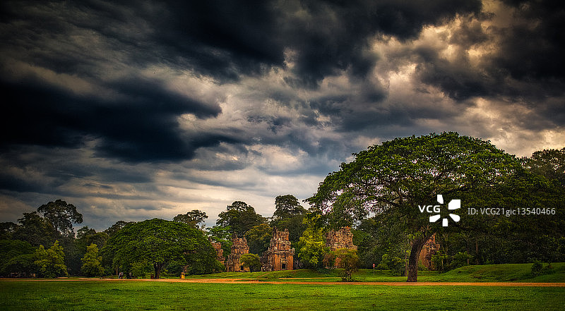暴风雨前图片素材