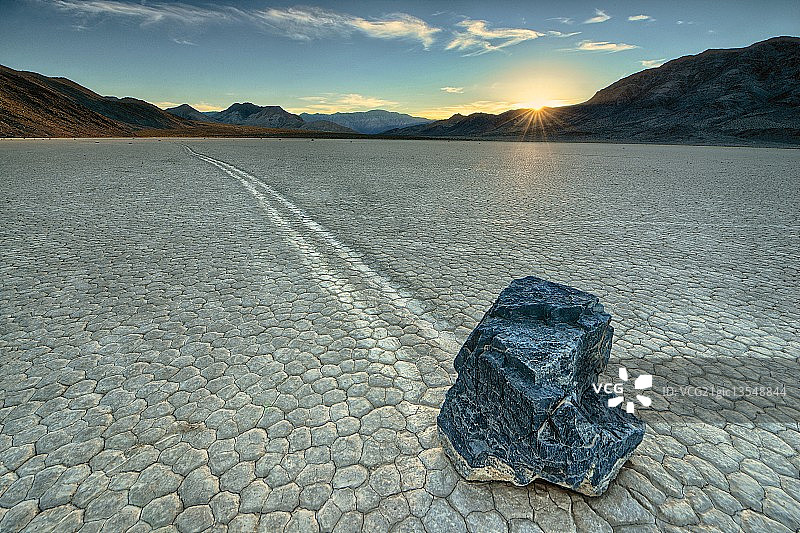赛道旱谷的滑动岩石图片素材