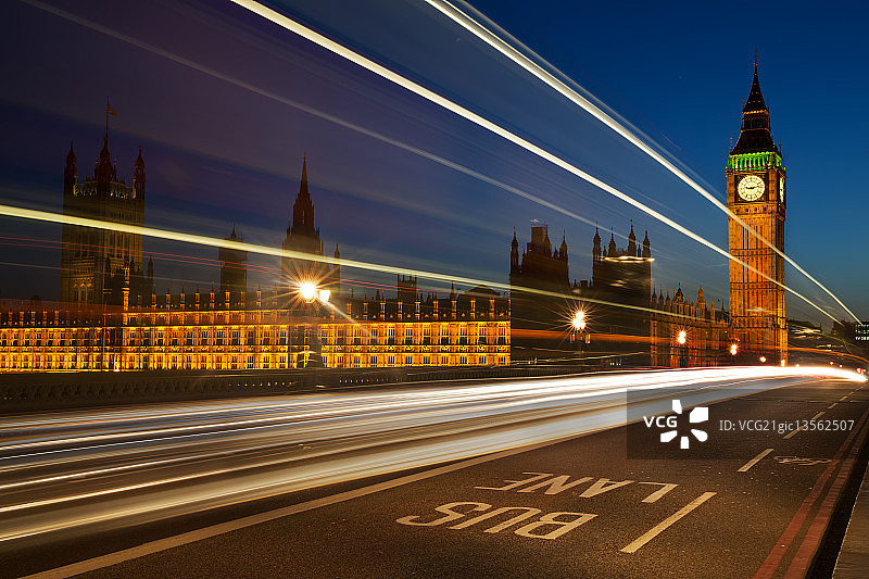 威斯敏斯特的灯光轨迹图片素材