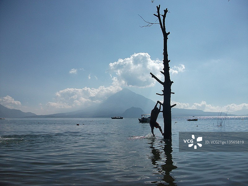 危地马拉帕纳哈切尔的阿蒂特兰湖图片素材