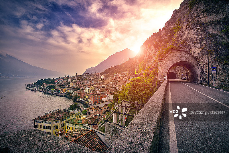 加尔达湖利莫内日落图片素材